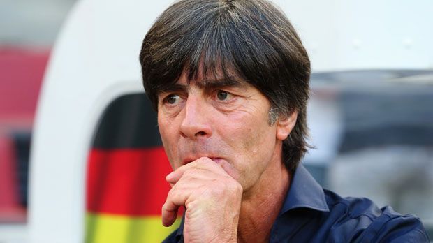 
                <strong>Jogi-Löw</strong><br>
                Um für Deutschland spielen zu dürfen, brauchen Spieler einen deutschen Pass – klar! Wir haben zehn Spieler gefunden, die eine doppelte Staatsbürgerschaft haben oder zumindest für Deutschland spielen wollen. Alle vereint: Sie haben noch keine Länderspiele absolviert - wodurch sie ein Thema für Bundestrainer Jogi Löw werden können.
              