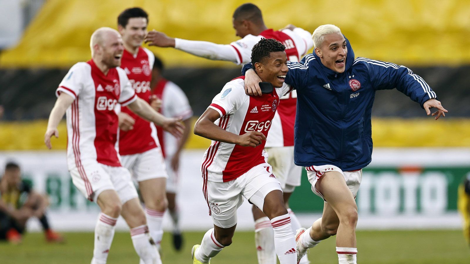 
                <strong>Niederlande: Ajax Amsterdam</strong><br>
                Lange Zeit hielt Vitesse Arnheim im Endspiel um den KNVB-Pokal gut dagegen, doch der Last-Minute-Treffer von Ajax-Angreifer David Neres (2. v. r.) sicherte dem Traditionsklub einen knappen 2:1-Erfolg. Es ist der insgesamt 20. Pokalsieg für den Verein aus der niederländischen Hauptstadt, nur wenige Tage später wurde auch noch die Meisterschaft eingetütet. "Alle Spieler haben eine gute Beziehung zueinander, die Mannschaft ist homogen. Die Jungs sind belastbar, geben alles füreinander und fordern sich gegenseitig heraus", begründete Trainer Erik ten Hag abschließend den Double-Gewinn.
              