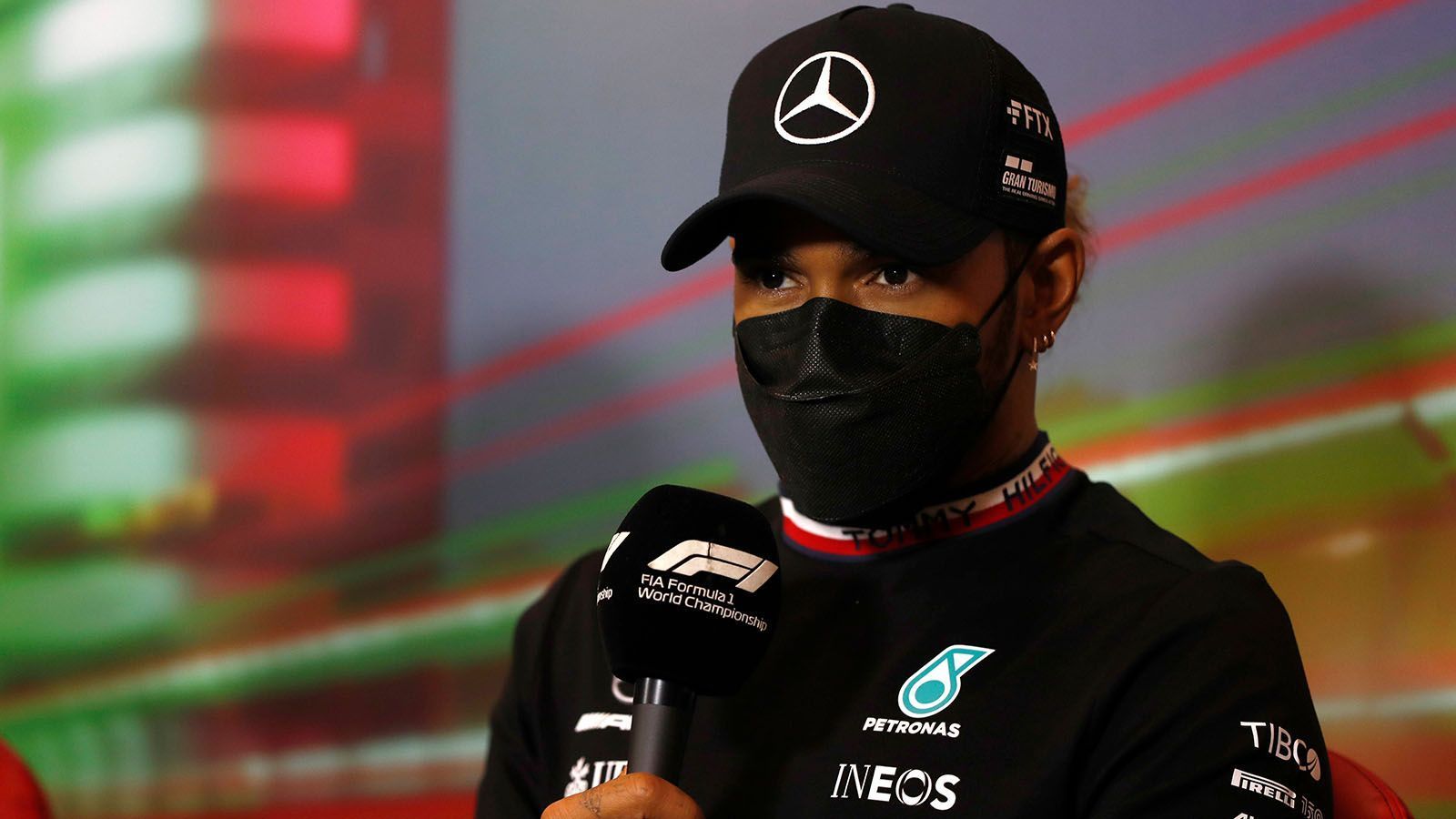 
                <strong>Lewis Hamilton bestätigt Interesse am FC Chelsea</strong><br>
                Lewis Hamilton hat am Rande des Formel-1-Rennens in Imola bestätigt, den FC Chelsea zumindest als Co-Investor übernehmen zu wollen. Als er von der Möglichkeit erfahren habe, sagte der Rekordweltmeister, habe er gedacht: "Wow, das ist eine großartige Gelegenheit." Zudem erklärte er, dass Chelsea einer der größten Klubs Welt der Welt sei. Der 37-Jährige unterstützt das Konsortium von Martin Broughton, dem aussichtsreiche Chancen eingeräumt werden. Mit rund zwölf Millionen Euro soll Hamilton am Kauf beteiligt sein. Gleiches gilt für Serena Williams. Auch die Tennis-Legende soll Interesse an einem Einstieg haben. Bisher äußerte sich die 40-Jährige allerdings noch nicht.
              