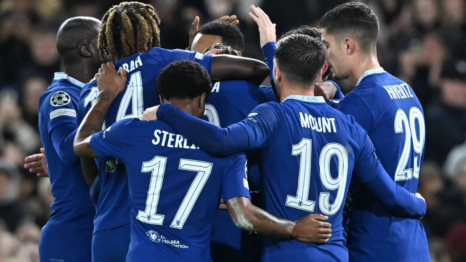 
                <strong>Platz 9: FC Chelsea (England)</strong><br>
                Der FC Chelsea ist turbulent in diese Champions-League-Saison gestartet. Noch unter Thomas Tuchel verloren sie mit 0:1 gegen Dinamo Zagreb, was Tuchel schließlich den Job kostete. Unter seinem Nachfolger Graham Potter fingen sich die Blues jedoch und gewannen nach einem 1:1 gegen Salzburg jedes der letzten vier Spiele. War Chelsea dabei überzeugend? Nicht wirklich. Fragt danach noch irgendjemand? Auch nicht. Außer vielleicht Leute, die Power Rankings erstellen, daher "nur" Platz neun für Chelsea.
              