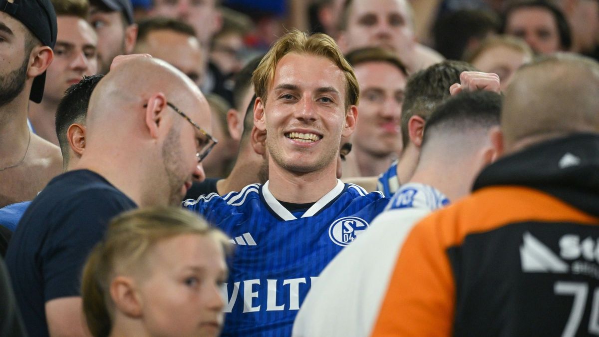Becker im April 2024 als Fan in der Schalker Nordkurve