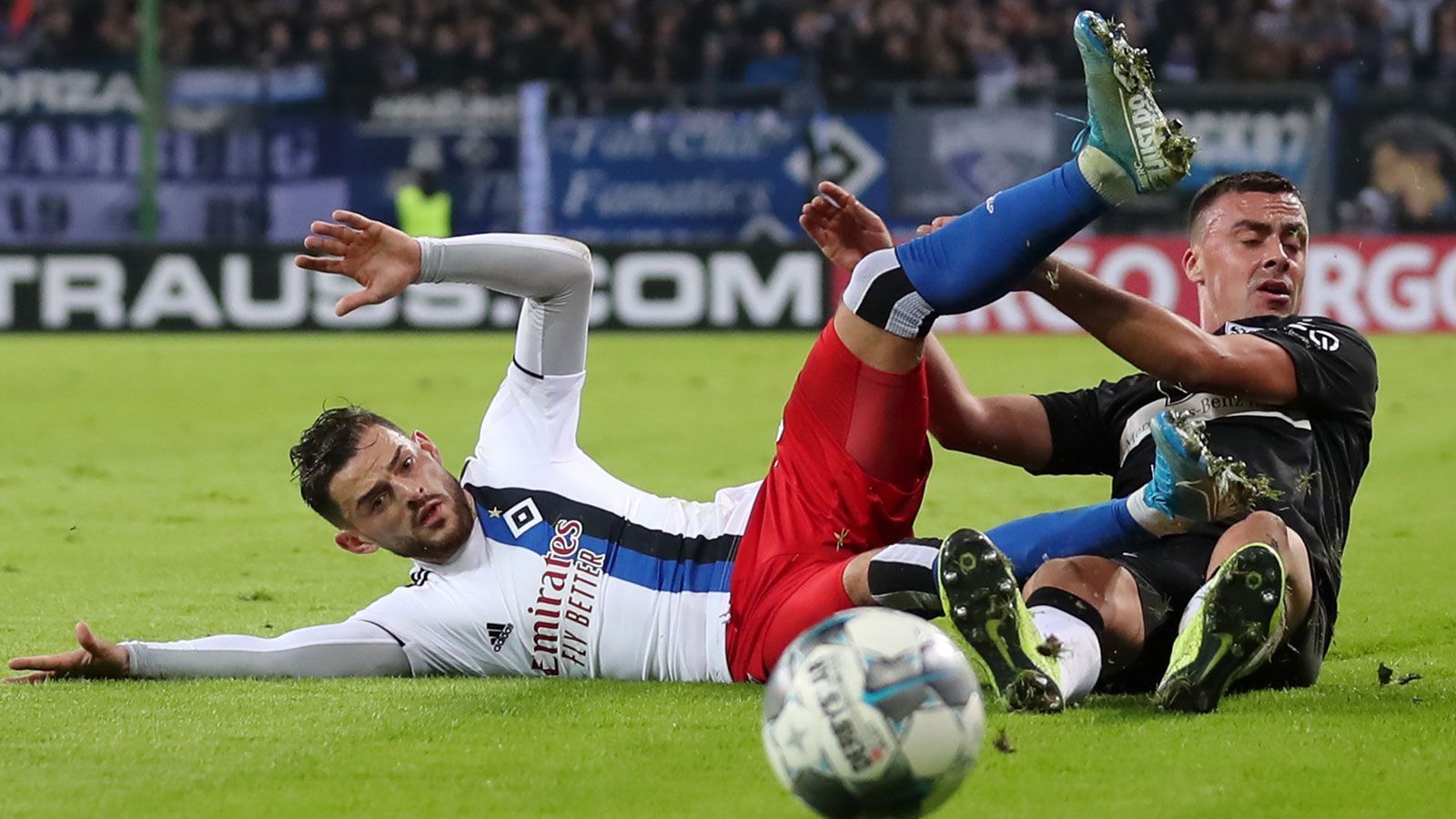
                <strong>Verlierer des Topduells droht Abrutschen auf Rang vier</strong><br>
                Vor dem mit Spannung erwarteten Duell der beiden als Aufstiegsfavoriten gestarteten Klubs kann der 1. FC Heidenheim also ausgerechnet beim HSV-Stadtrivalen vorlegen. Sollte der letztjährige Fünfte auf St. Pauli gewinnen, wäre auch klar: Der Verlierer des Spiels VfB Stuttgart gegen Hamburger SV rutscht aus den Aufstiegsrängen. Für den HSV wäre das erstmals seit dem 2. Spieltag der Fall, für den VfB erstmals seit dem 3. Spieltag. Das wäre also schon für die Psyche ein herber Rückschlag auf dem Weg zurück in die Bundesliga. Zum Abschluss werfen wir noch einen Blick auf die Restprogramme des Trios.
              