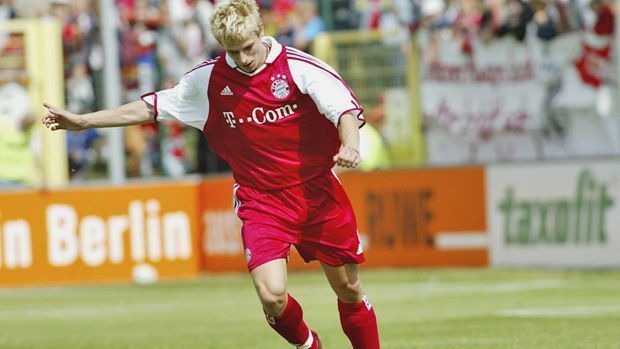 <strong>Tobias Rau</strong><br>
                Tobias Rau kommt im Sommer 2003 für 2,3 Millionen Euro als großes Defensiv-Talent aus Wolfsburg nach München. Der Plan geht nicht auf. Rau kämpft mit Verletzungen und wechselt 2005 nach nur 19 Einsätzen zu Arminia Bielefeld.&nbsp;