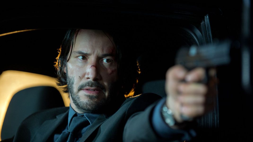 Die langen Haare, der schwarze Anzug und der Bart gehören zu John Wick und sind gar nicht mehr aus dem Film wegzudenken! Beinahe hätte er einen anderen Look bekommen und wäre sogar gestorben.