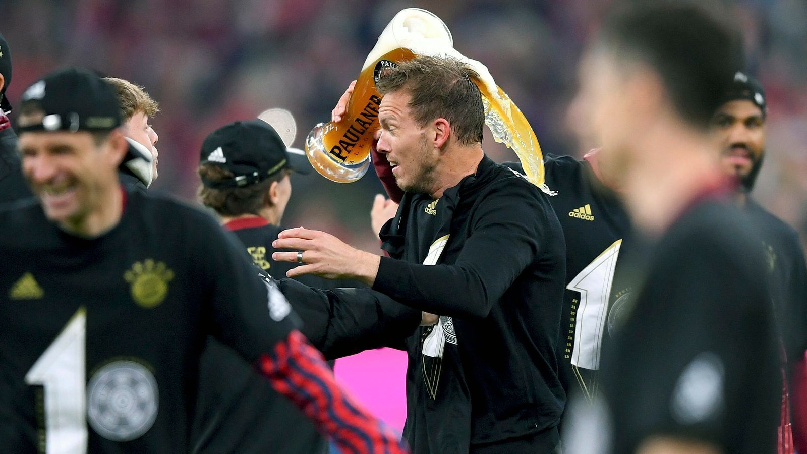 
                <strong>Trotz Rückschlägen: Nagelsmann führt Bayern zum Meistertitel</strong><br>
                Nach Pokal- und Champions-League-Aus blieb letztlich nur noch die Meisterschaft für den FC Bayern und die holte die Nagelsmann-Elf im Sommer 2022 erneut an die Isar. Für den jungen Coach war es der erste Meistertitel im Profifußball. Der hatte damit für den heute 35-Jährigen einen besonderen Stellenwert.
              