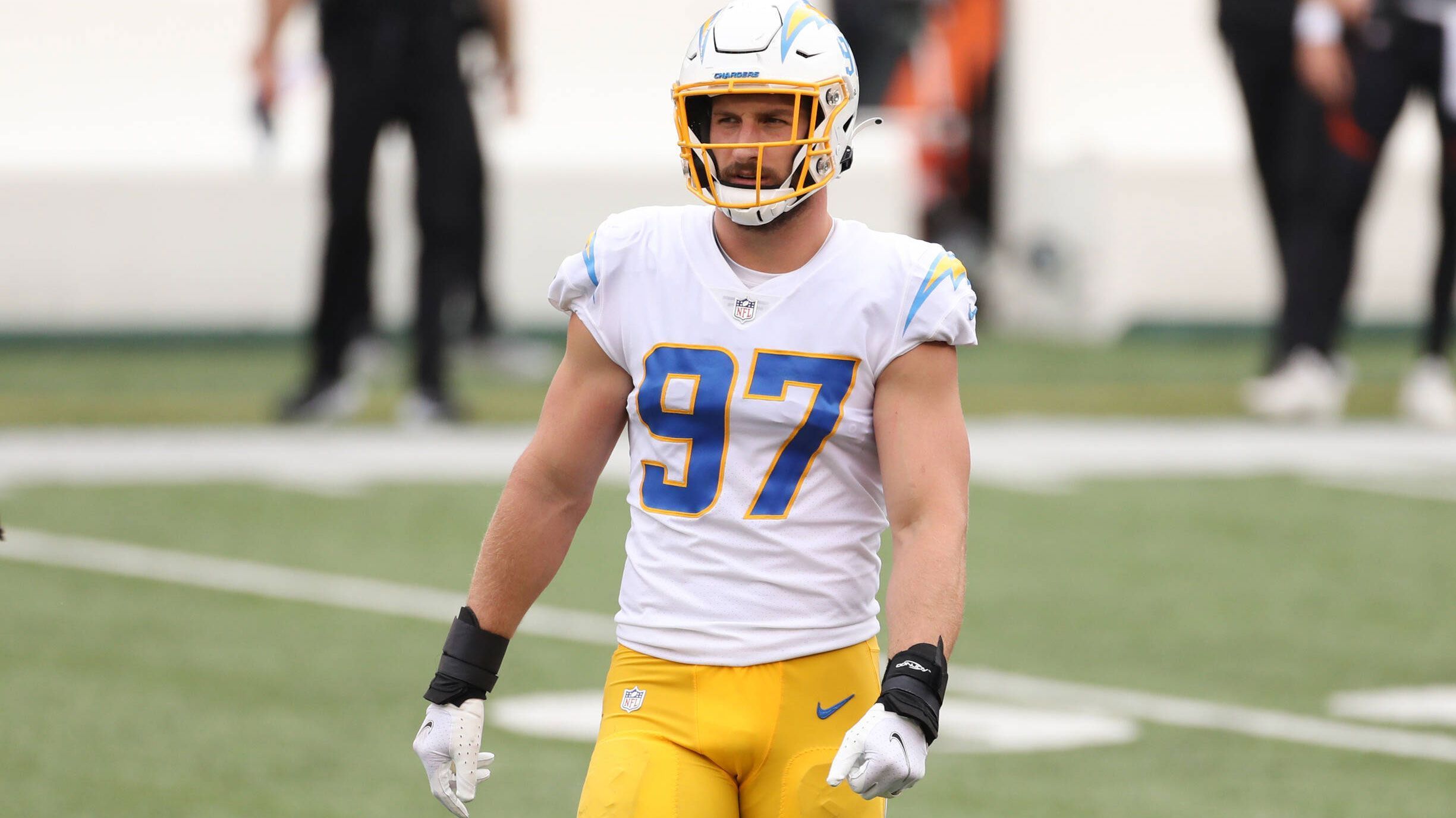 
                <strong>Platz 5: Joey Bosa (Defensive End, Los Angeles Chargers)</strong><br>
                Joey Bosa wurde in seiner ersten Saison 2017 mit dem "AP Defensive Rookie of the Year"-Award belohnt. In seinen vier Saisons wurde er drei mal in den Pro Bowl gewählt. Die Buchmacher geben ihm eine Quote von +1400 für eine Auszeichnung zum Defensivspieler des Jahres in der NFL.
              