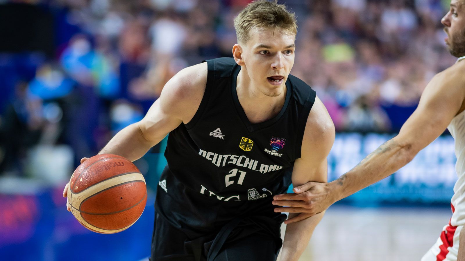 
                <strong>Justus Hollatz (CB Breogan)</strong><br>
                Eine der großen Unbekannten im deutschen Team ist Point Guard Justus Hollatz. Hinter Schröder und Lo hat der Aufbauspieler wenig Chancen, sich für wichtige Einsätze zu empfehlen. Einzig im unbedeutenden Gruppenspiel gegen Ungarn bekam der 21-Jährige mehrere Minuten Spielzeit. Mit elf Assists deutete der Spielmacher sein Potenzial an und rechtfertigte seine Nominierung, falls Schröder oder Lo nicht einsatzfähig sein sollten. Der ehemalige Hamburg Tower wechselt zur kommenden Saison in die wahrscheinlich zweitbeste nationale Liga der Welt. In der spanischen ACB schließt er sich dem CB Breogan an. 
              