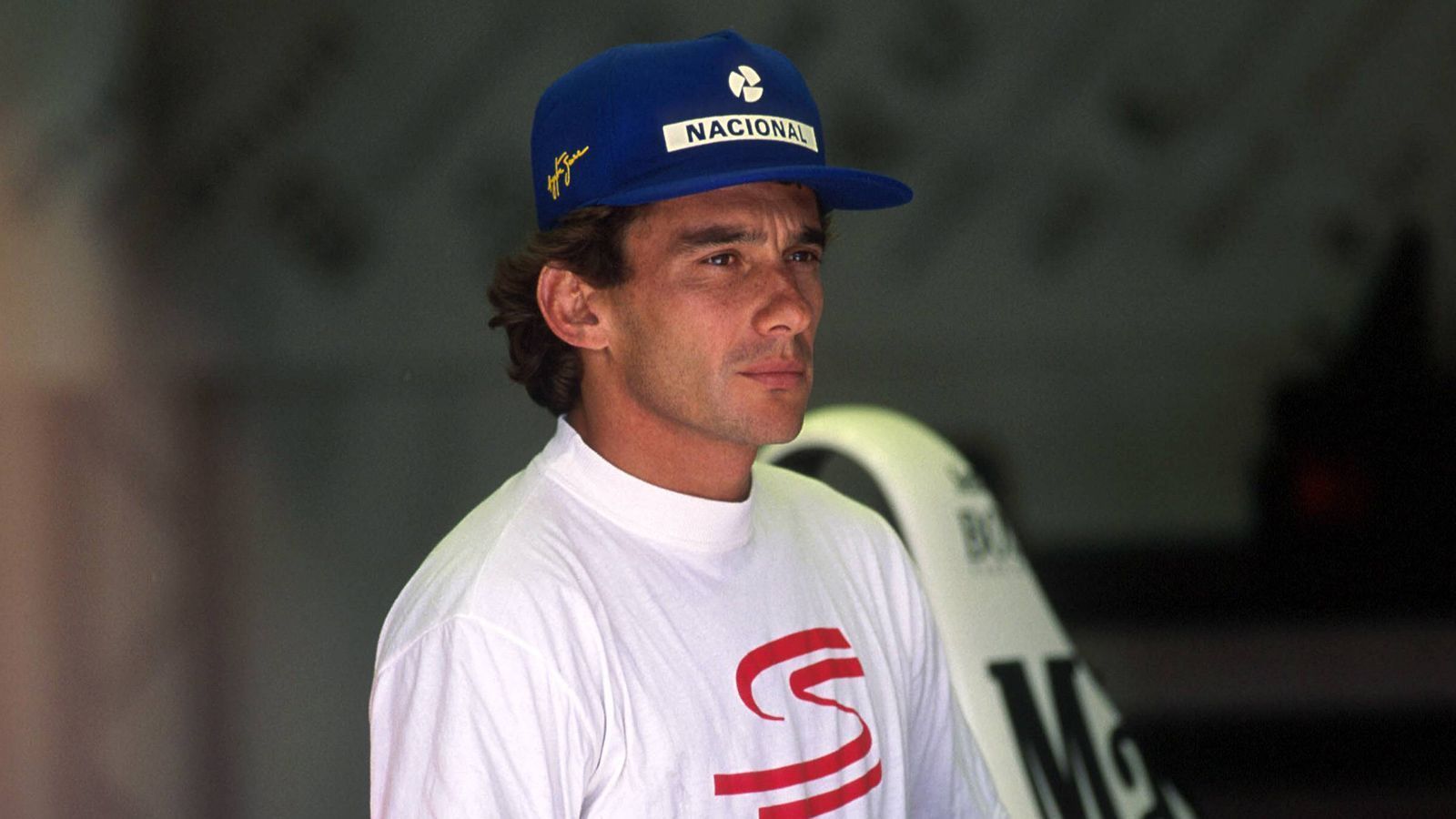 
                <strong>Ayrton Senna: Als die Formel 1 ihre Seele verlor</strong><br>
                Doch was ist das Faszinierende an Ayrton Senna? Was begründet den Mythos, die Legende? Warum wird nach seinem Tod eine dreitägige Staatstrauer angeordnet? Warum säumen Millionen die Straßen Sao Paulos, als er seine letzte Reise antritt? Warum trifft sein Tod Fans und Formel 1 bis ins Mark, und das bis heute?
              