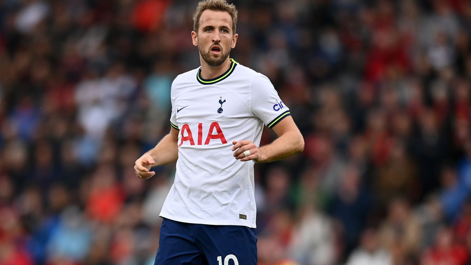 
                <strong>Harry Kane (Tottenham Hotspur)</strong><br>
                Der FC Bayern München könnte im Werben um Harry Kane doch den Kürzeren ziehen. Mehrere englische Medien berichten, dass der Engländer kurz vor einer Vertragsverlängerung bei Tottenham Hotspur steht. Demnach sei vor allem der Verbleib von Trainer Antonio Conte ein wichtiger Punkt für den 29-Jährigen, da dies bedeuten würde, dass die "Spurs" auch in den großen Wettbewerben um Titel mitspielen wollen. Diese Einschätzung gab der italienische Transferexperte Gianluca Di Marzio in einem Interview mit "wettfreunde.de": "Wenn Antonio Conte bleibt, dann deshalb, weil Tottenham sich wirklich verbessern will und die Premier League und die Champions League gewinnen will." Die gestiegenen Ambitionen sollen Kane überzeugen, in Nord-London zu bleiben und seinen Vertrag erneut zu verlängern. Aufgrund seines 2024 auslaufenden Kontrakts war in den vergangenen Wochen ein Wechsel zum FC Bayern ins Gespräch gekommen. Kane könnte beim deutschen Rekordmeister das Loch in der Sturmspitze füllen.
              