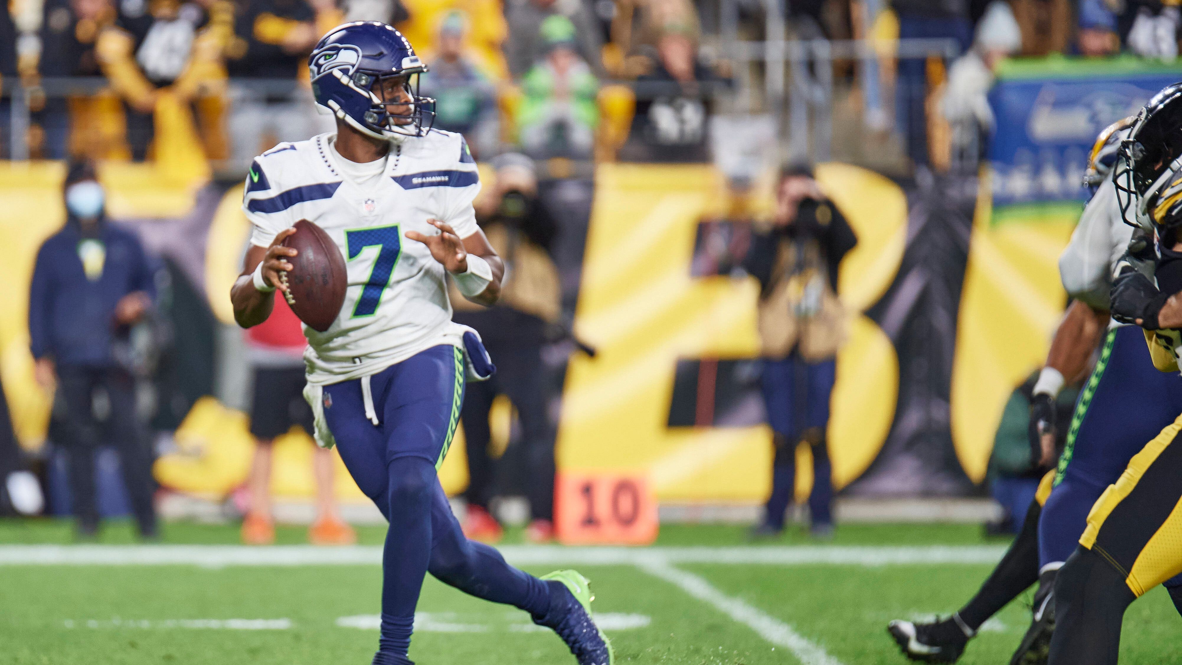 
                <strong>Geno Smith (Free Agent)</strong><br>
                Nach der Fingerverletzung von Russell Wilson sprang Smith in der Vorsaison für die Seahawks ein und machte seine Sache als Quarterback besser, als es viele erwartet hatten. Der 31-Jährige stand in vier Spielen auf dem Platz, startete drei davon. Dabei gelangen ihm 702 Yards, fünf Touchdowns bei einer Interception. 
              