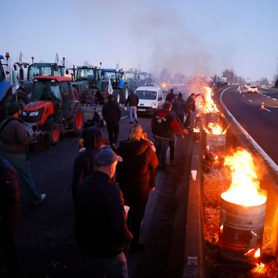 Ein Großaufgebot der Polizei soll die Blockade durch Bauern von Paris verhindern.