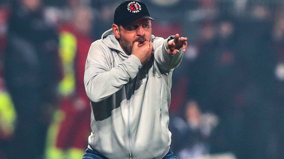 08.11.2025, xtgx, Fussball 1.Bundesliga, Union Berlin - FC Bayern München v.l. Trainer Steffen Baumgart (1. FC Union Berlin) gibt Anweisungen, gestikuliert, mit den Armen gestikulieren gives instru...