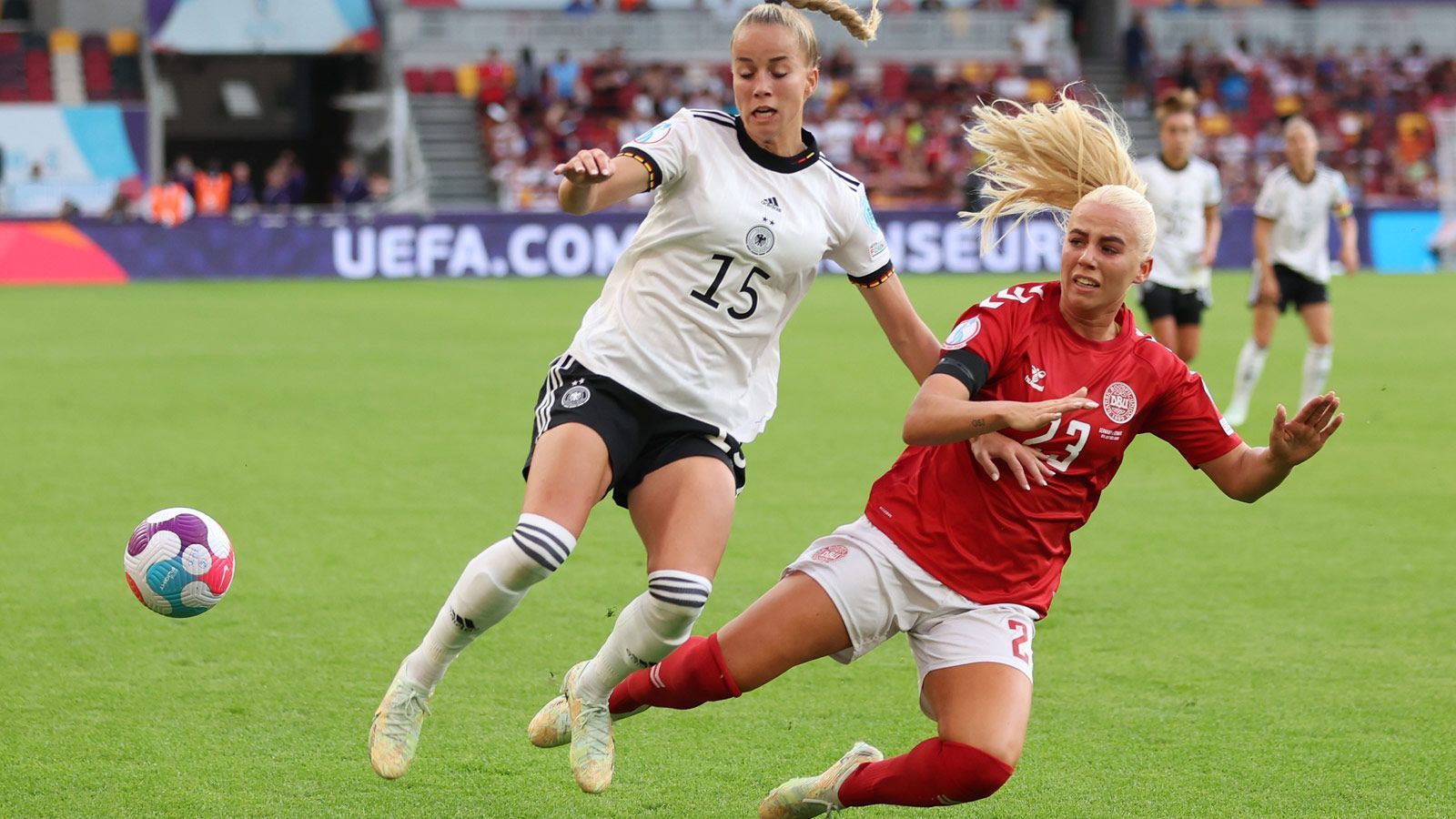 
                <strong>Giulia Gwinn</strong><br>
                In der ersten Halbzeit defensiv wenig gefordert, aber dennoch vor allem bemüht, ihre rechte Seite gut zuzustellen. Nach vorne mit zunächst vorsichtigen Ansätzen, wird mit fortschreitender Spieldauer mutiger. - ran Note: 2 
              