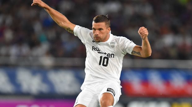 
                <strong>Lukas Podolski</strong><br>
                Für den Ex-Kölner ging es nach der WM sportlich langsam, aber stetig bergab: Erst noch der FC Arsenal, dann Inter Mailand auf Leihbasis, danach zu Galatasaray Istanbul und nun der japanische Klub Vissel Kobe, wo Podolski seine Karriere ausklingen lässt. Bei der EM 2016 wurde er von Kritikern als besseres Maskottchen tituliert, kam auch nur zu einem Einsatz. Sein DFB-Abschiedsspiel hatte er zwischenzeitlich auch schon. Am 22. März 2017 erzielte der 32-Jährige gegen England den 1:0-Siegtreffer standesgemäß mit einem Schuss in den Winkel.
              