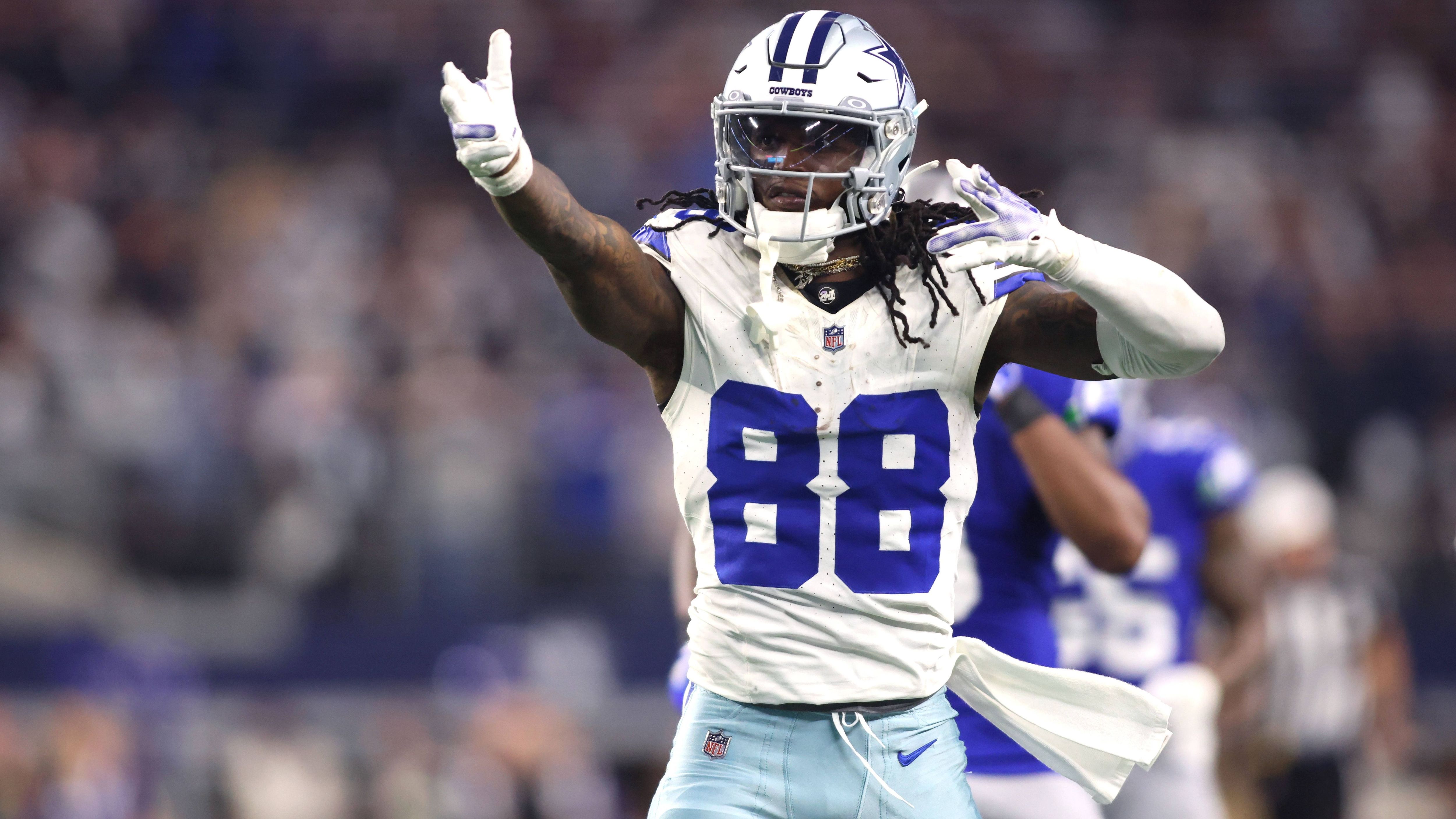 <strong>CeeDee Lamb mit Rekord</strong> <br>Der Wide Receiver der Cowboys konnte zum achten Mal in seiner Karriere ein Spiel mit mindestens zehn Catches und 100 oder mehr Receiving Yards verzeichnen. Damit ist er an Michael Irvin vorbeigezogen, der bislang die meiste Anzahl solcher Spiele in der Cowboys-Historie hielt.