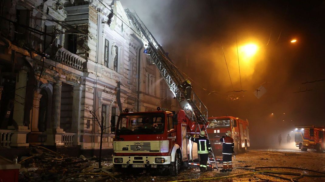 31.12.2023, Ukraine, Charkiw: Auf diesem vom ukrainischen Notdienst über AP zur Verfügung gestellten Foto löschen Feuerwehrleute ein Feuer nach einem russischen Raketenangriff in Charkiw.