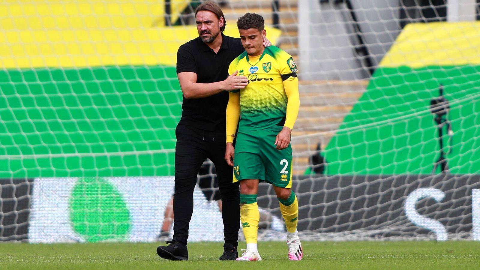 
                <strong>Norwich City (Premier League/England)</strong><br>
                Drei Spieltage vor dem Saisonende der englischen Premier League musste Norwich-Trainer Daniel Farke (li.) seine Spieler trösten. Nach einer 0:4-Heimklatsche gegen West Ham stand der sofortige Wiederabstieg des Aufsteigers fest. Damit stellte die Mannschaft um den deutschen Coach auch noch einen Negativ-Rekord auf, denn nun ist Norwich zum fünften Mal aus der höchsten Spielklasse abgestiegen - so oft wie kein anderer Klub der Liga-Historie.
              