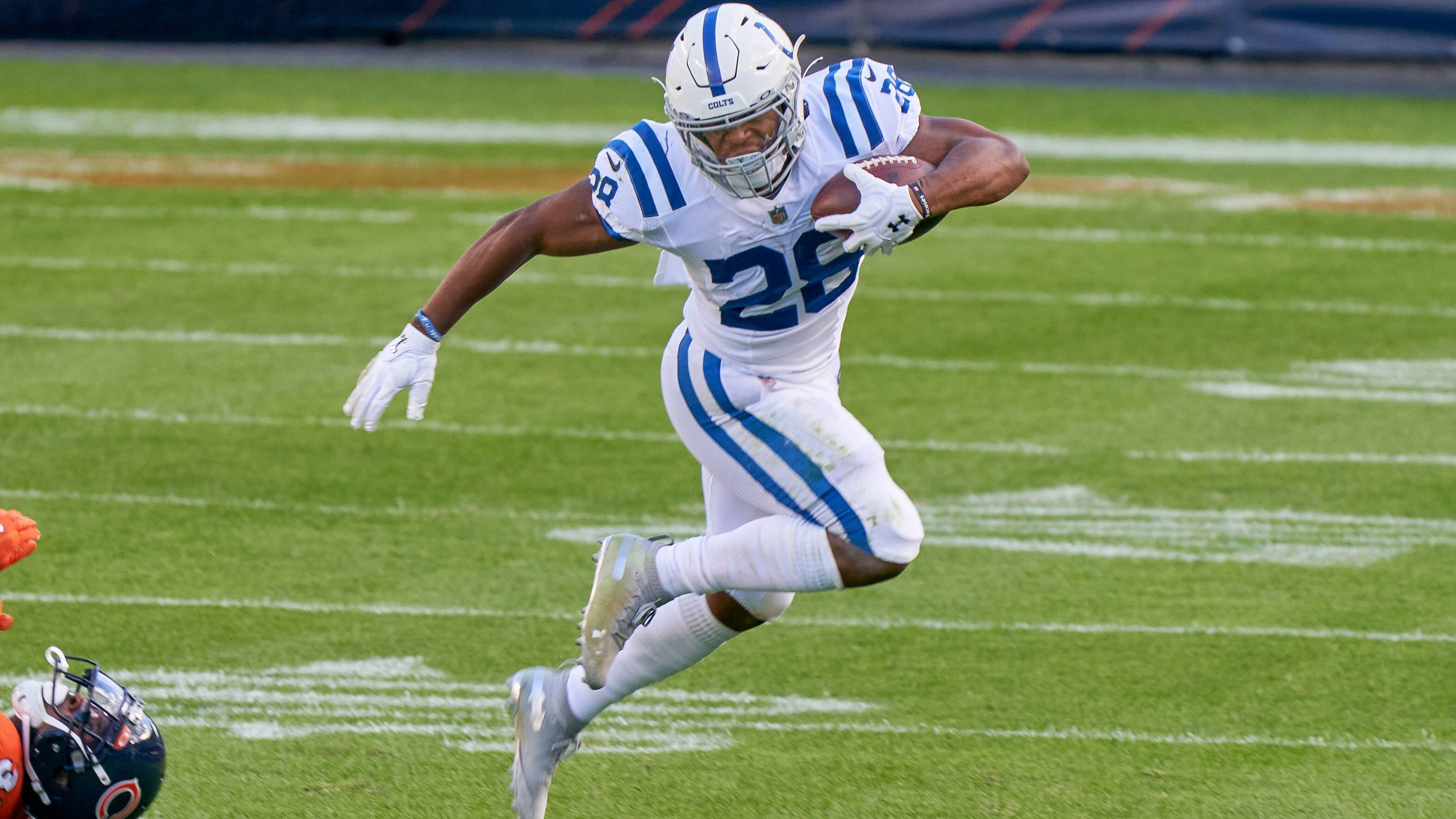 
                <strong>Platz 8: Jonathan Taylor (Running Back, Indianapolis Colts)</strong><br>
                Jonathan Taylor hat in seiner Rookie-Saison bei den Indianapolis Colts bereits überzeugen können. Er lief mit den Ball für 1.169 Yards und 11 Touchdowns für die Colts.&#x2022; <strong><strong>Läufe über 10 Yards und mehr:</strong> 35 -</strong><br>&#x2022; <strong><strong>Läufe mit 24+ km/h:</strong> 37 -</strong><br>&#x2022; <strong>Läufe 24+ km/h prozentual: 15,9%</strong><br>
              