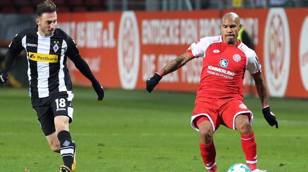 
                <strong>15. FSV Mainz 05</strong><br>
                Die Mainzer haben auf dem Transfermarkt überrascht. Fabian Frei und Jairo Samperio haben den Verein verlassen. Geholt wurden Rückkehrer Anthony Ujah und Nigel de Jong. Funfact: Seit 2009 stand der FSV an keinem Spieltag auf einem Abstiegsplatz. Bis Mai 2018 soll das mindestens so bleiben. "Wenn wir in den Spielen energiegeladen sind, als Gemeinschaft auftreten, dann haben wir gute Resultate erzielt. Das muss unser Anspruch sein, in den Spielen die fünf Prozent mehr auf den Platz zu bringen", sagt Trainer Sandro Schwarz. Die Generalprobe gegen Gladbach (0:3) ging allerdings in die Hose.
              