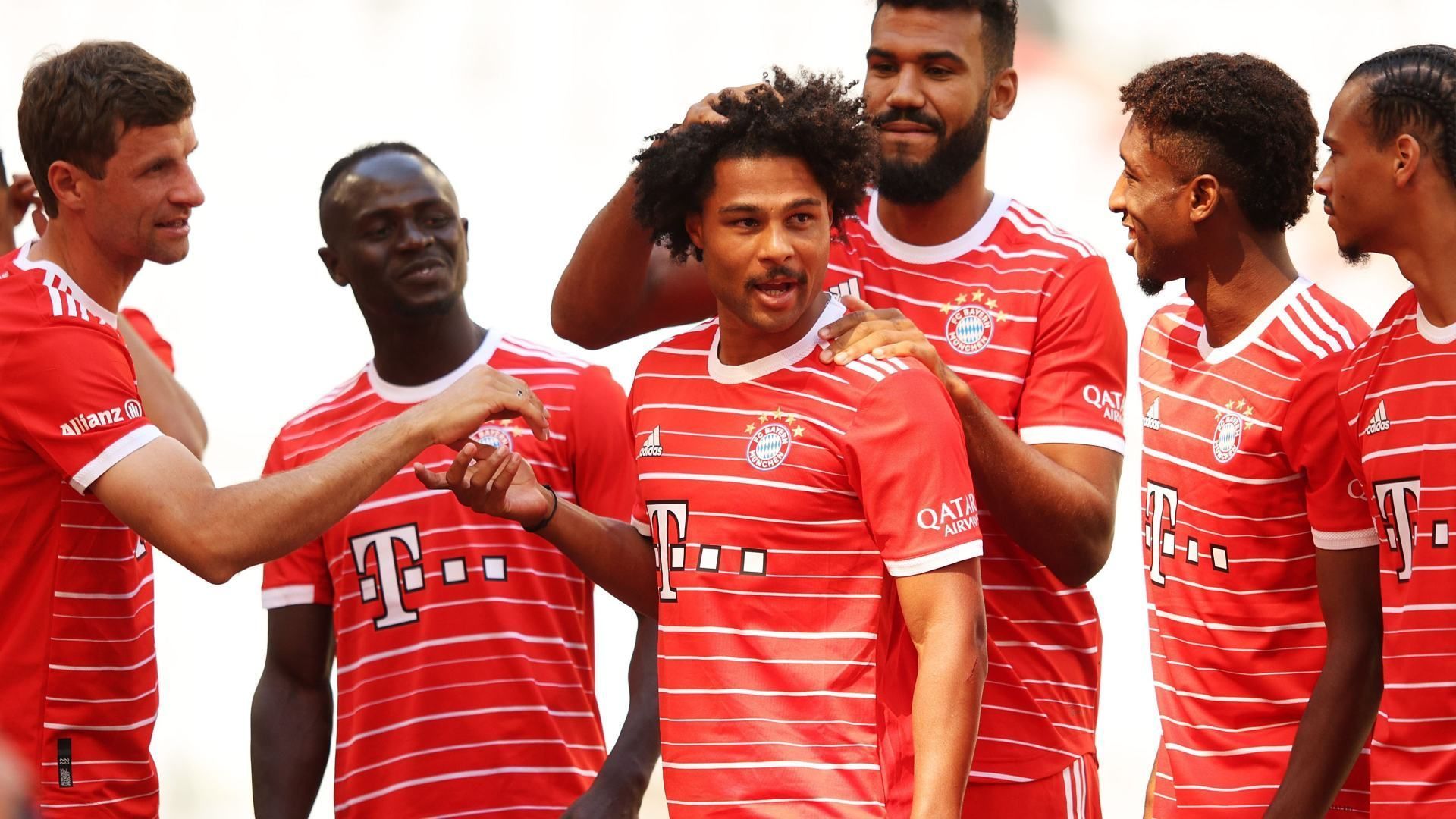 
                <strong>Gewinner: Serge Gnabry</strong><br>
                Lange Zeit sah es so aus, als würde mit Serge Gnabry neben Robert Lewandowski noch ein weiterer Offensiv-Star die Bayern in diesem Sommer verlassen. Uninspirierte Auftritte zum Saisonende sowie die langen Vertragsquerelen kosteten den Flügelspieler auch bei den Fans einiges an Kredit. Knapp eine Woche vor Ligastart sieht die Lage um den deutschen Nationalspieler allerdings viel besser aus. Als seine Vertragsverlängerung bei der Team-Vorstellung verkündet wurde, erntete Gnabry großen Applaus bei der Anhängerschaft. Neben einer satten Gehaltserhöhung spielte bei seiner Verlängerung wohl auch die Systemfrage eine große Rolle. Der DFB-Star macht kein Geheimnis daraus, auch auf Klubebene häufiger im Zentrum spielen zu wollen, das beim FCB bis vor kurzem noch von Lewandowski besetzt war. Nun stehen Gnabry auch hier alle Türen offen. 
              