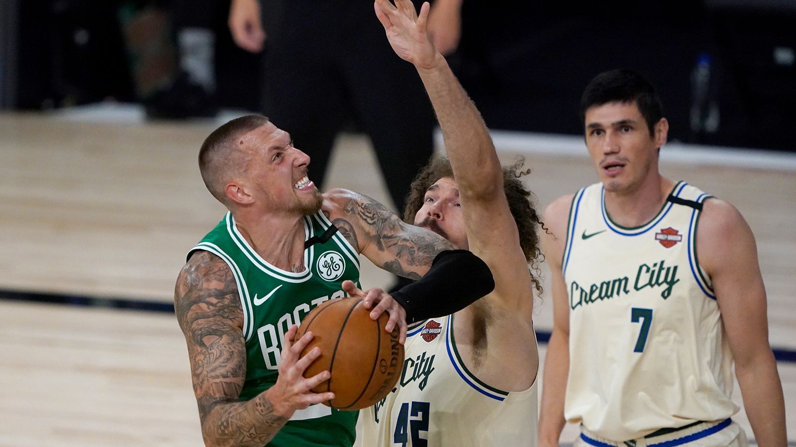 
                <strong>Daniel Theis (Boston Celtics)</strong><br>
                Der Center der Celtics erkämpft sich immer mehr Spielzeit und kommt in dieser Saison sogar auf 24 Minuten pro Spiel. Gegen die Milwaukee Bucks erhält der 28-Jährige satte 32 Minuten auf dem Court und zeigt dabei eine respektable Leistung bei der 112:119-Niederlage. 13 Punkte, dazu 12 Rebounds - das kann sich sehen lassen. Beim knappen Sieg gegen die Portland Trail Blazers hatte Theis Probleme gegen den bulligen Jusuf Nurkic und wurde dementsprechend nur 27 Minuten eingesetzt, in denen er neun Punkte und drei Rebounds auflegte.
              