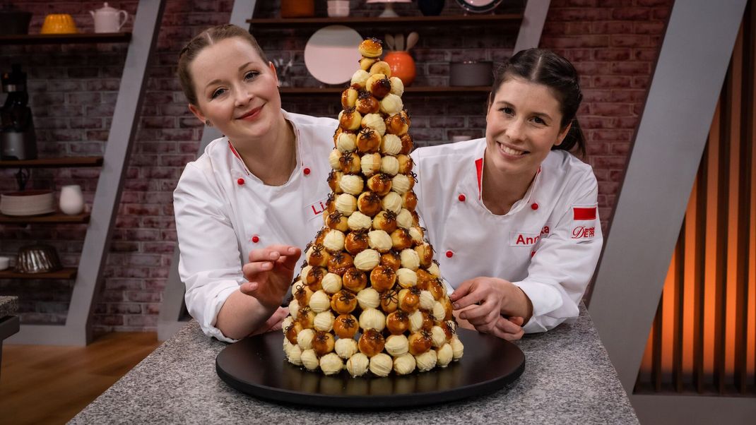 Windbeutel mit Vanille-Sahne und Mandel-Praliné und Windbeutel mit Mascarpone-Creme und Passionsfrucht-Gel
