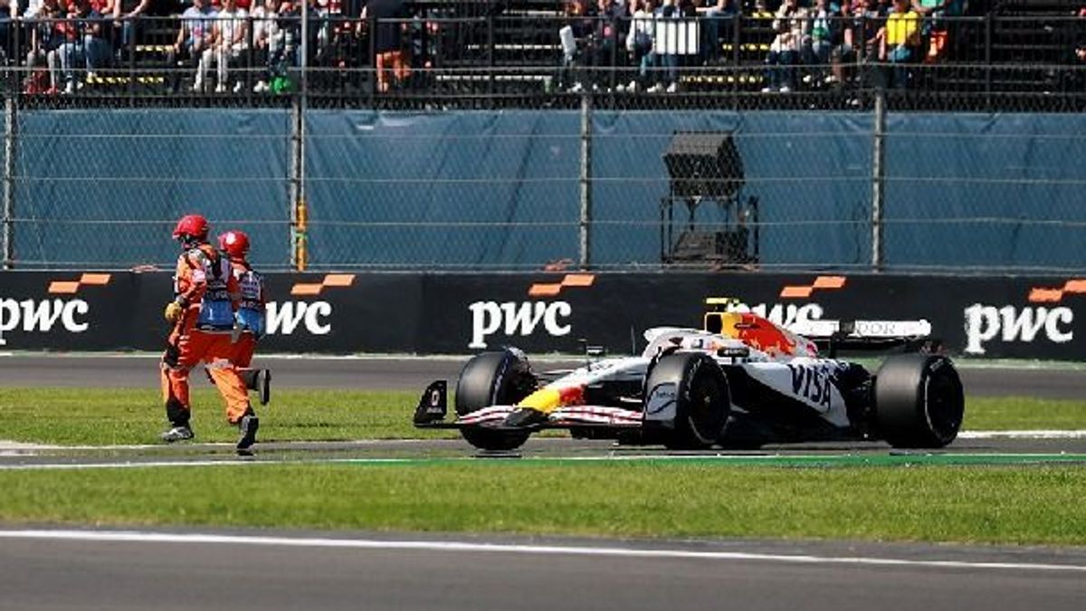 Liam Lawson fährt an den Sportwarten vorbei