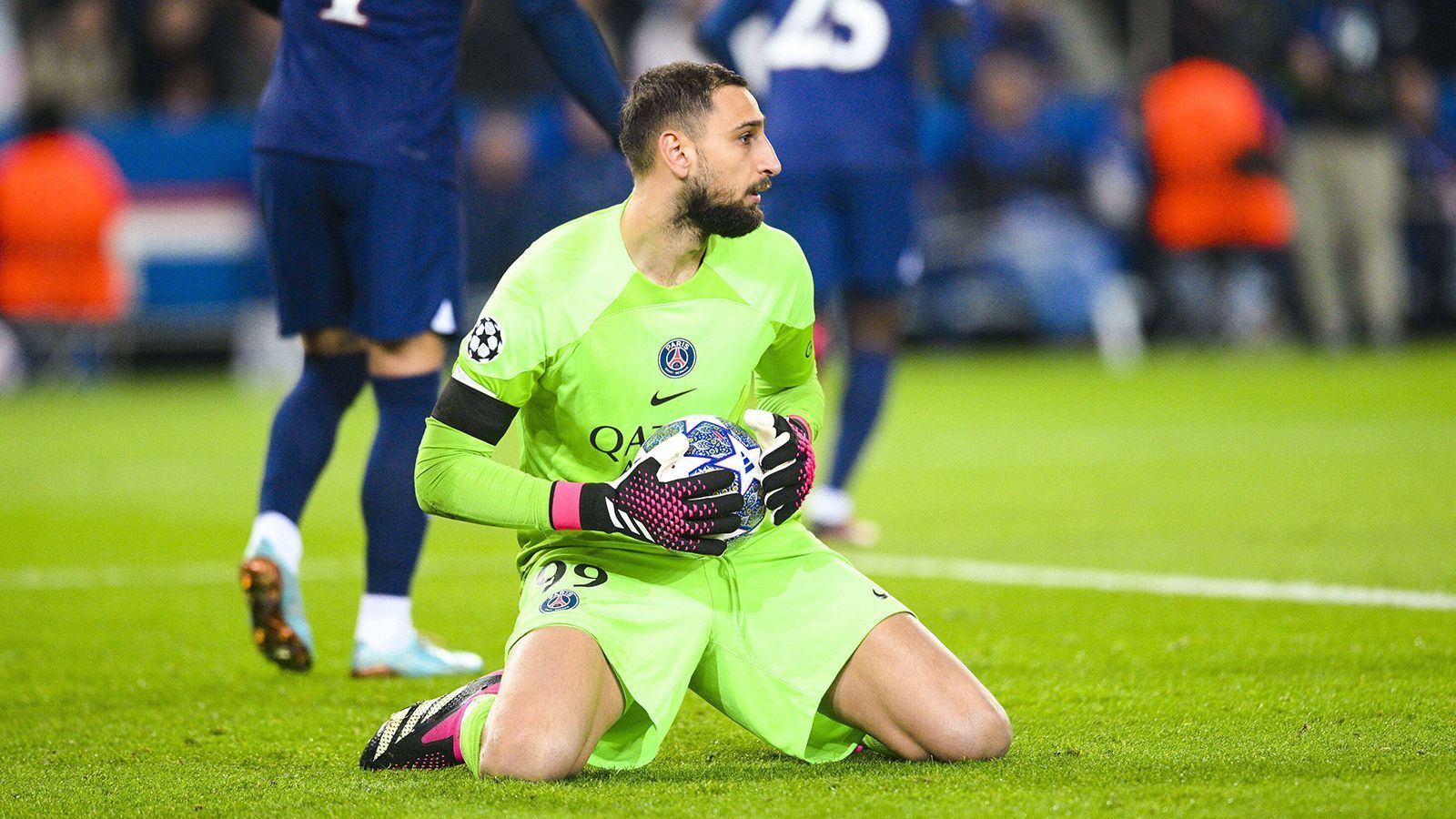 
                <strong>Gianluigi Donnarumma (Paris St. Germain)</strong><br>
                Der PSG-Keeper spielt gegen die Bayern eine unglückliche Rolle. Lange hat er sehr wenig zu tun, dann sieht er beim Gegentor durch Coman äußerst unglücklich aus. Anschließend ist es aber Gianluigi Donnarummas zahlreichen Glanzparaden gegen Choupo-Moting oder Kimmich zu verdanken, dass PSG nur knapp verliert. ran-Note: 4.
              