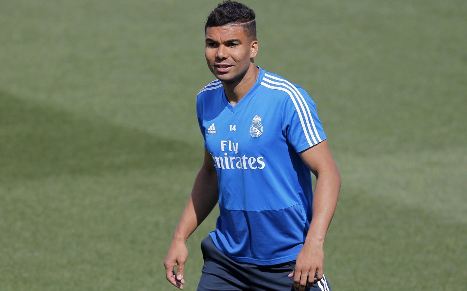 
                <strong>Casemiro</strong><br>
                Der Brasilianer erlebte wie seine Mittelfeld-Kollegen ein sehr durchwachsenes Jahr. Mit 27 ist er aber im besten Alter, um seine Form unter Zidane wiederzufinden. Der Vertrag des Abräumers läuft noch zwei Jahre bis 2021, er soll  sich in Madrid nach wie vor wohl fühlen. Die Zeichen stehen also eher auf vorzeitige Vertragsverlängerung, als auf Trennung.  
              