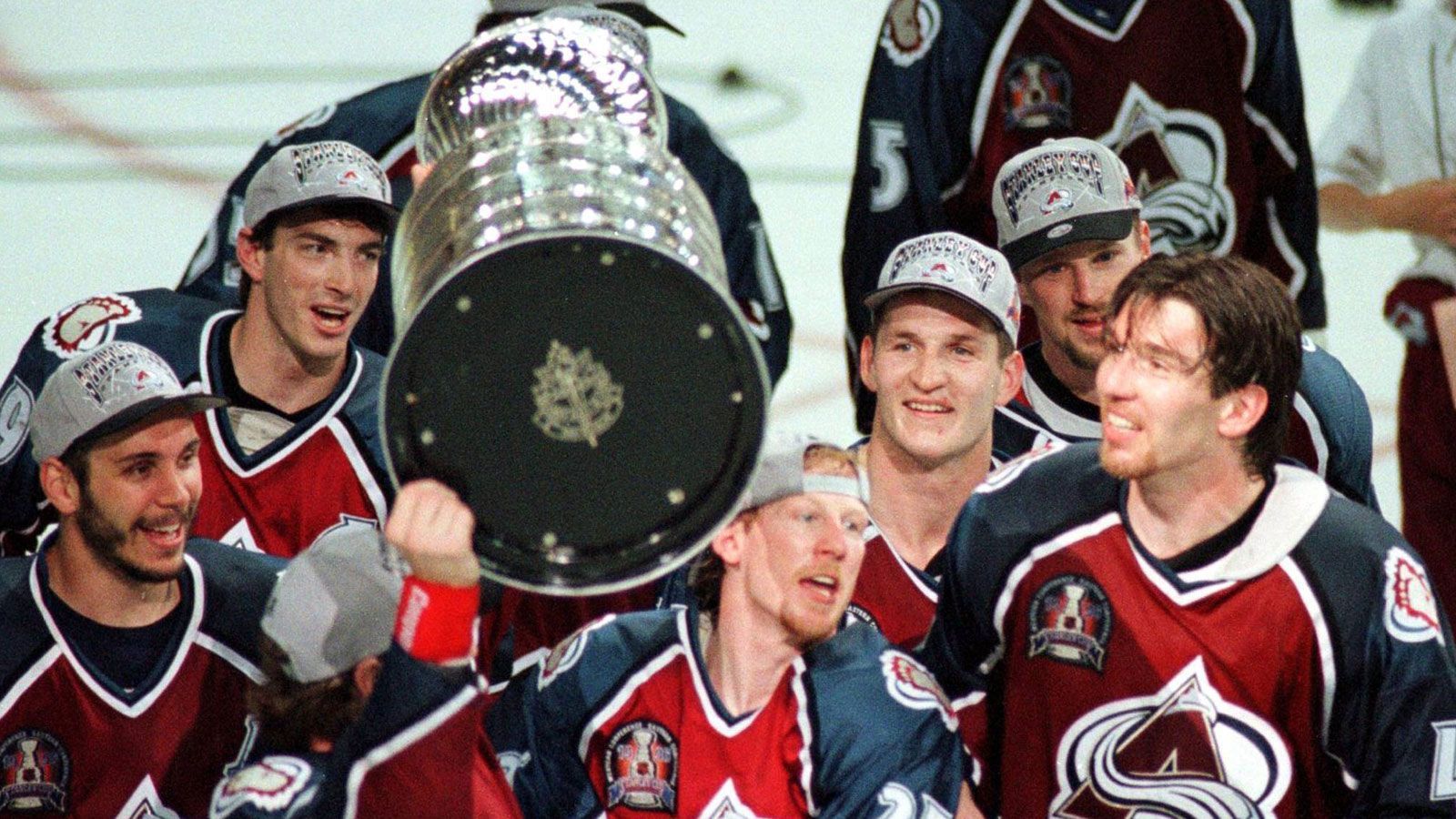 
                <strong>Uwe Krupp gewinnt den Stanley Cup</strong><br>
                Uwe Krupp gewinnt mit der Colorado Avalanche den Stanley Cup. In der Finalserie erzielt er den 1:0-Siegtreffer in der dritten Verlängerung des vierten Finalspiels gegen die Florida Panthers.
              