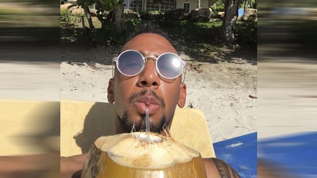 
                <strong>Jerome Boateng</strong><br>
                Jerome Boateng verbringt Weihnachten in den USA. So lässig wie auf diesem Urlaubsgruß-Foto kennen wir den Innenverteidiger bereits aus der Vergangenheit. Entspannt schlürft er Ende Dezember mit einem Strohhalm aus einer Kokosnuss ...
              