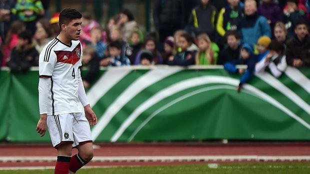 
                <strong>Mittelfeld: Gökhan Gül</strong><br>
                Mittelfeld: Gökhan Gül. Auch er ist vielseitig einsetzbar. Ebenso wie beim VfL Bochum spielt der 17-Jährige auch im DFB-Team auf der Innenverteidiger-Position und im defensiven Mittelfeld. "Gökhan ist körperlich sehr weit und einer unserer Führungsspieler", erklärt Wück.
              