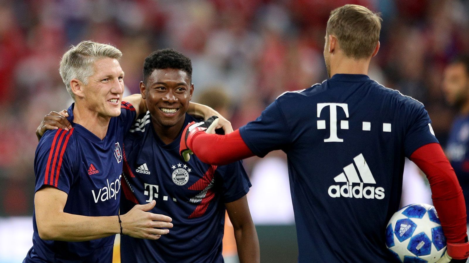 
                <strong>Schweinsteigers Abschied</strong><br>
                Große Wiedersehensfreude auch bei David Alaba und Manuel Neuer. Dann geht's los. Die erste Halbzeit spielt Schweinsteiger im Trikot seines aktuellen Vereins, Chicago Fire, aus der MLS...
              