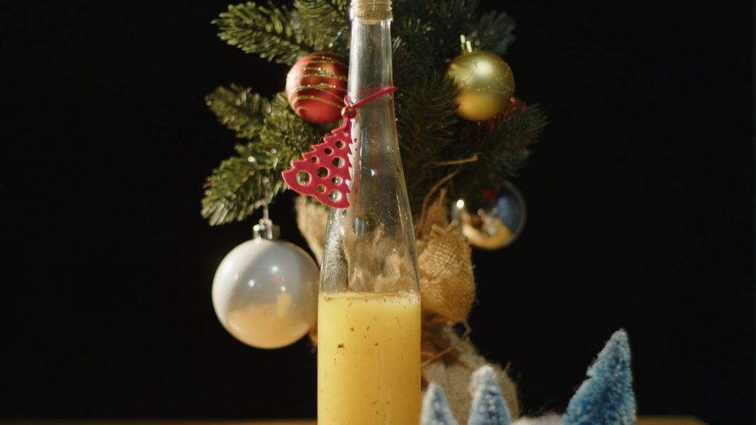 In einer schönen Flasche mit dekorativem Etikett kann das Getränk ein schönes und persönliches Weihnachtsgeschenk sein.