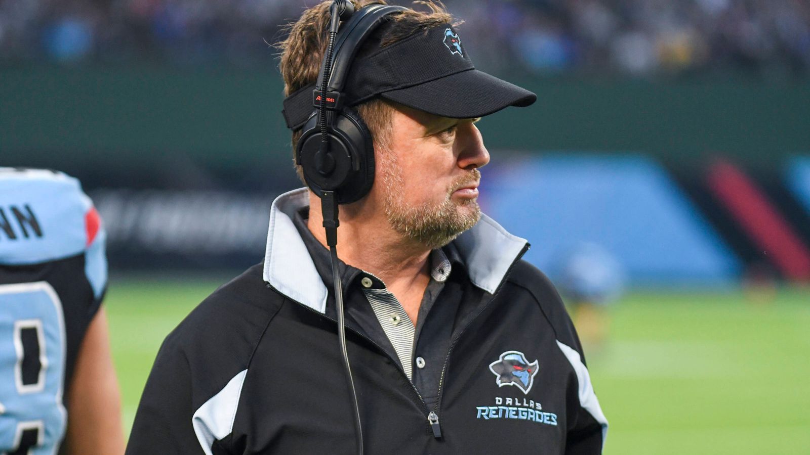 
                <strong>Bob Stoops (Dallas Renegades) </strong><br>
                Bob Stoops ist der einzige Head Coach in der XFL, der bislang keinerlei Erfahrungen in der NFL gesammelt hat. Dafür war der 59-Jährige im College-Football erfolgreich. Sein größter Triumph: In der Saison 2000 führte er die Oklahoma Sooners, für die er insgesamt 18 Jahre als Head Coach tätig war, zur nationalen College-Meisterschaft. Zehn Mal gewann er mit seinem Team die BIG 12 Conference. Er ist der einzige Trainer in der Ära der Bowl-Championship-Series (BCS), der den Rose Bowl, den Orange Bowl, den Fiesta Bowl und den Sugar Bowl gewann. Im Juni 2017 erklärte er seinen Rücktritt, gab nun aber in der XFL unerwartet sein Comeback.
              