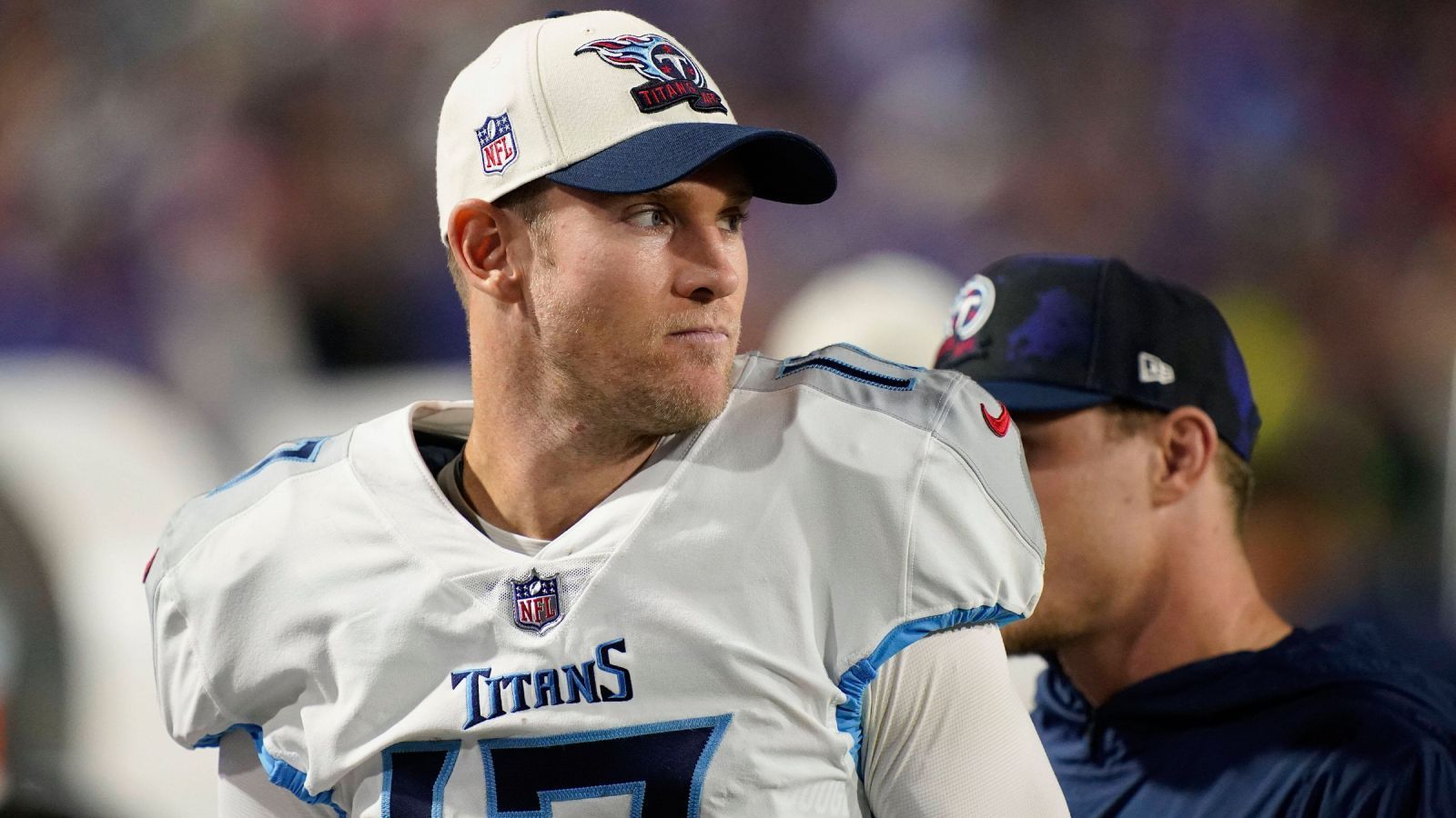 
                <strong>Verlierer: Ryan Tannehill (Tennessee Titans)</strong><br>
                Zeitgleich wie Cousins, rund 450 Kilometer Luftlinie nordwestlich, erlebte Ryan Tannehill ein noch schlimmeres Debakel. Beim Auswärtsspiel bei den Buffalo Bills kamen die Tennessee Titans mit 7:41 unter die Räder. Tannehills Leistung (11/20, 117 Yards, 2 INT) war so schwach, dass er noch vor Beginn der Schlussviertels auf die Bank gesetzt wurde. Rookie Malik Willis übernahm. Einzig gute Nachricht für Tannehill: Viel besser machte er es auch nicht. Wie lange der rund 120 Millionen Dollar teure Quarterback seinen Posten als Starter noch behält, ist offen. Die Titans kämen jedenfalls am Ende der Saison günstig aus dem Vertrag heraus.
              