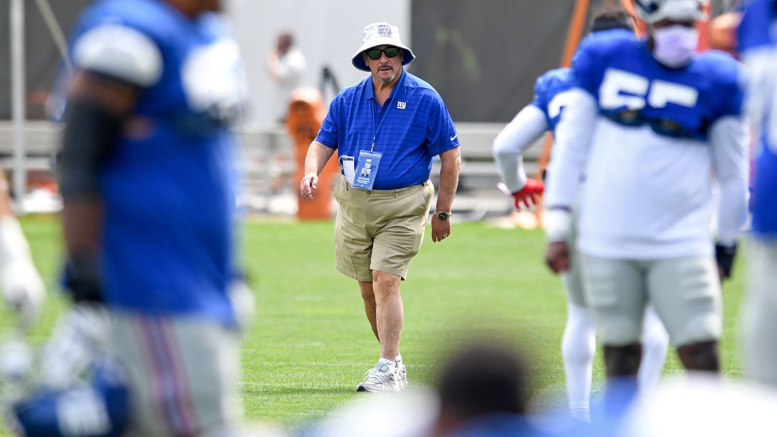 
                <strong>New York Giants - Kann man der Kaderplanung von GM Dave Gettleman trauen? </strong><br>
                Von der starken D-Line des WFT kommen wir zur O-Line der New York Giants. Die gilt nämlich weiterhin als größter Schwachpunkt der New York Giants und wurde weder im Draft noch in der Free Agency nennenswert verstärkt. Stattdessen betonte General Manager Dave Gettleman, dass er den jungen Spielern der Offensive Line vertraue und eine Menge Potenzial sehe. Quarterback Daniel Jones, der in eine Saison geht, die den Lauf seiner kompletten Karriere bestimmen könnte, muss also hoffen, dass der Kaderplaner Recht behält und er ausreichend Zeit bekommt. An Receivern mangelt es ihm immerhin nicht. Reicht das zum Erfolg?
              