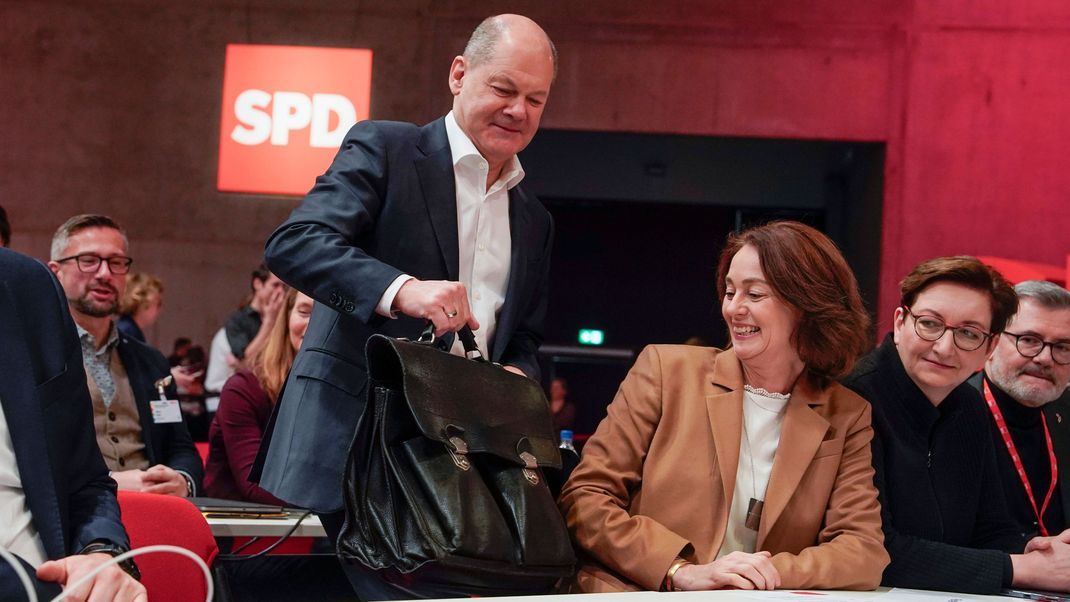 Auch Bundeskanzler Olaf Scholz (SPD) besitzt noch aus seiner Zeit als "junger Anwalt" eine Aktentasche des Unternehmens "Bree Collection" (hier beim Parteitag der SPD im Dezember 2023).