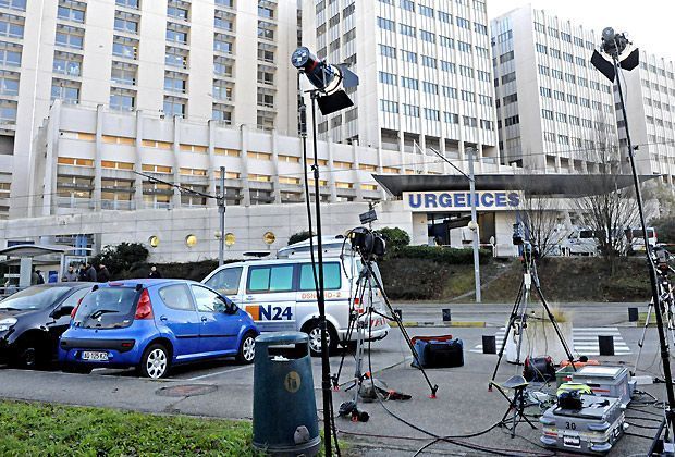 
                <strong>Große Aufregung</strong><br>
                Zahlreiche Fans und Medienvertreter belagern die Klinik. Auch Schumachers Vetraute Jean Todt sowie Rass Brawn und sein Leibarzt Johannes Peil suchten noch in der Nacht auf Montag die Klinik in Grenoble so schnell wie nur möglich auf
              