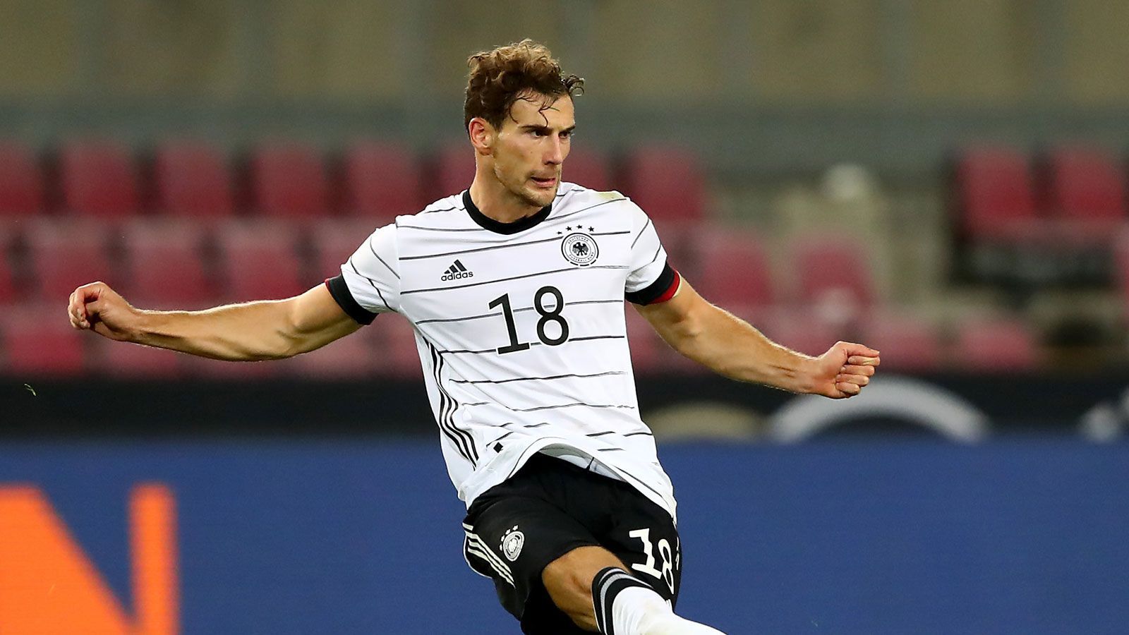 
                <strong>Zentrales Mittelfeld: Leon Goretzka (FC Bayern München)</strong><br>
                Der Allrounder im Mittelfeld. Robust im Zweikampf, intelligent im Spielaufbau, der eine Partie mit schnellen und klugen Pässen lenken und seinen Stempel aufdrücken kann. Zudem auch torgefährlich mit einem ordentlichen Wumms im Bein. Auf ihn wird es mit drauf ankommen, sich gegen das ukrainische Abwehrbollwerk Räume zu schaffen und Chancen zu erspielen.
              