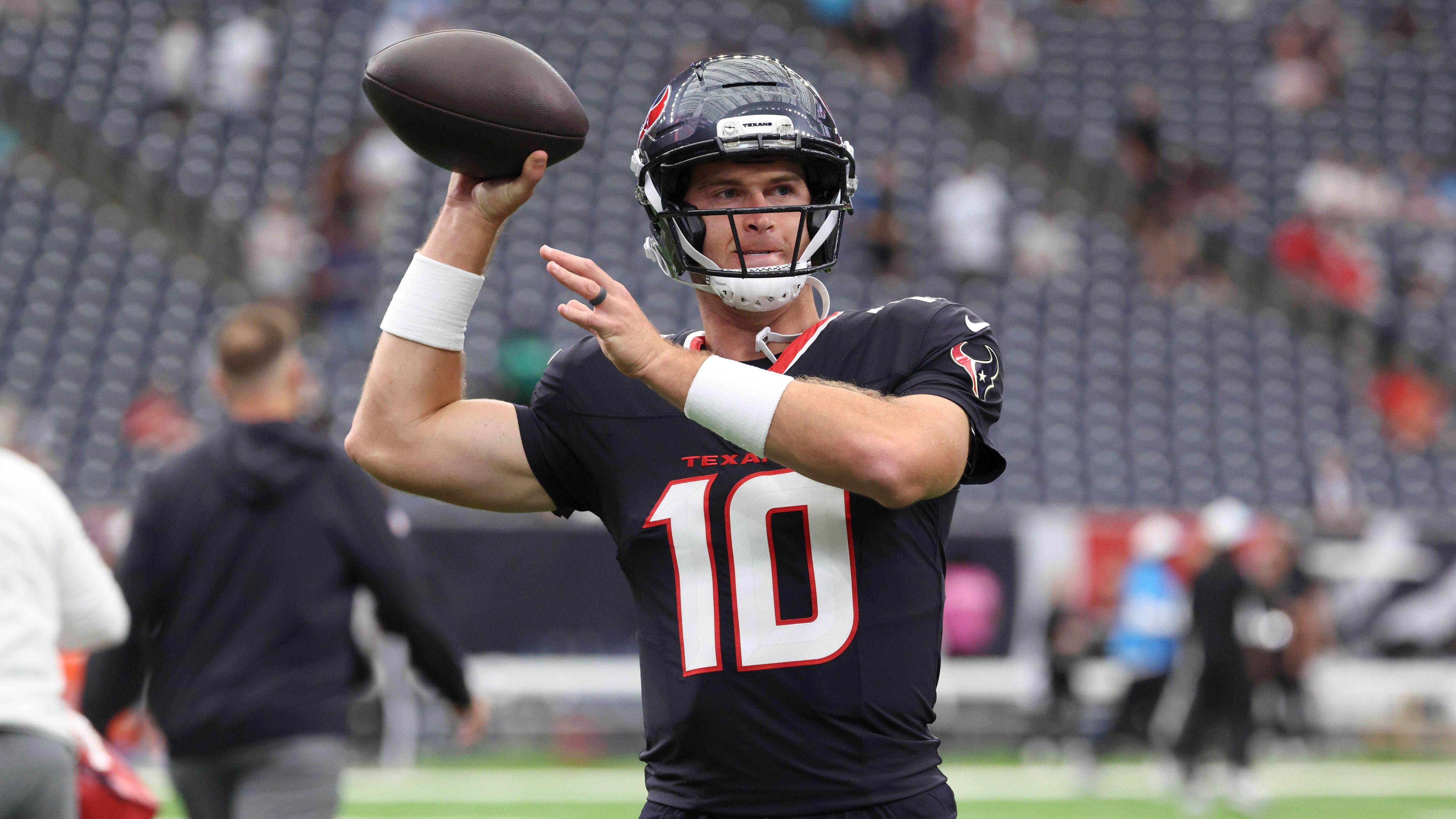<strong>Davis Mills (Houston Texans)<br>Alter:</strong>&nbsp;26<br><strong>Draftpick:</strong> 67 im Jahr 2021<br><strong>Jahresgehalt 2025:</strong> bis zu 4,98 Millionen Dollar<br><strong>Beste Saison:</strong> 2021 bei den Houston Texans mit 2.664 Passing Yards, 44 Rushing Yards, 16 Touchdowns und 10 Interceptions in 13 Spielen