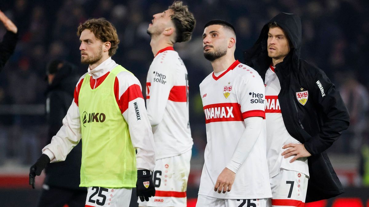 Jacob Bruun Larsen (VfB Stuttgart, 25), Atakan Karazor (VfB Stuttgart, 16), Deniz Undav (VfB Stuttgart, 26) und Maximilian Mittelstädt, Mittelstadt (VfB Stuttgart, 07) nach dem Spiel , Deutschland,...