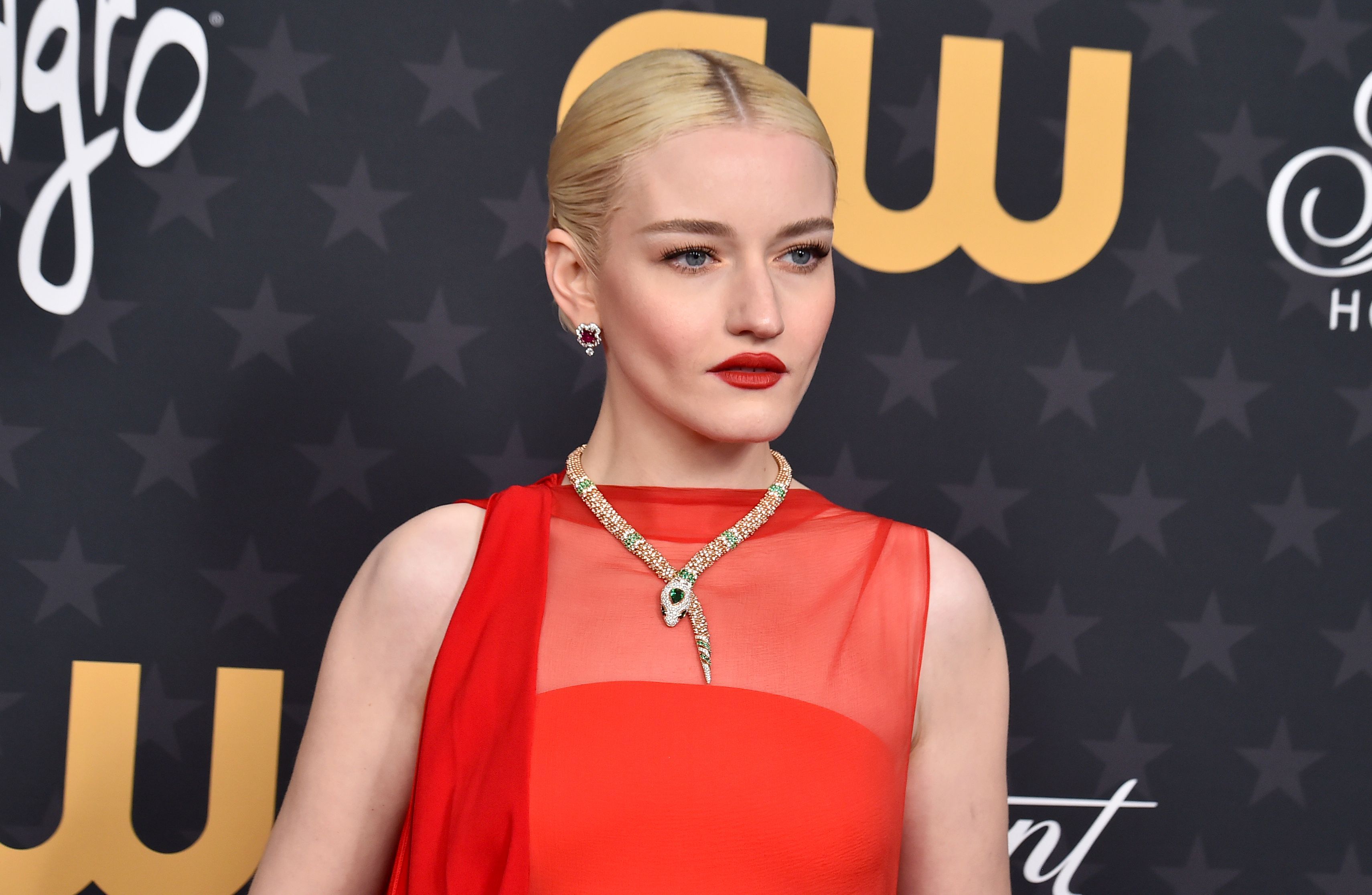 Auch Julia Garner trug bei den Critics Choice Award eine goldene Schlangenkette