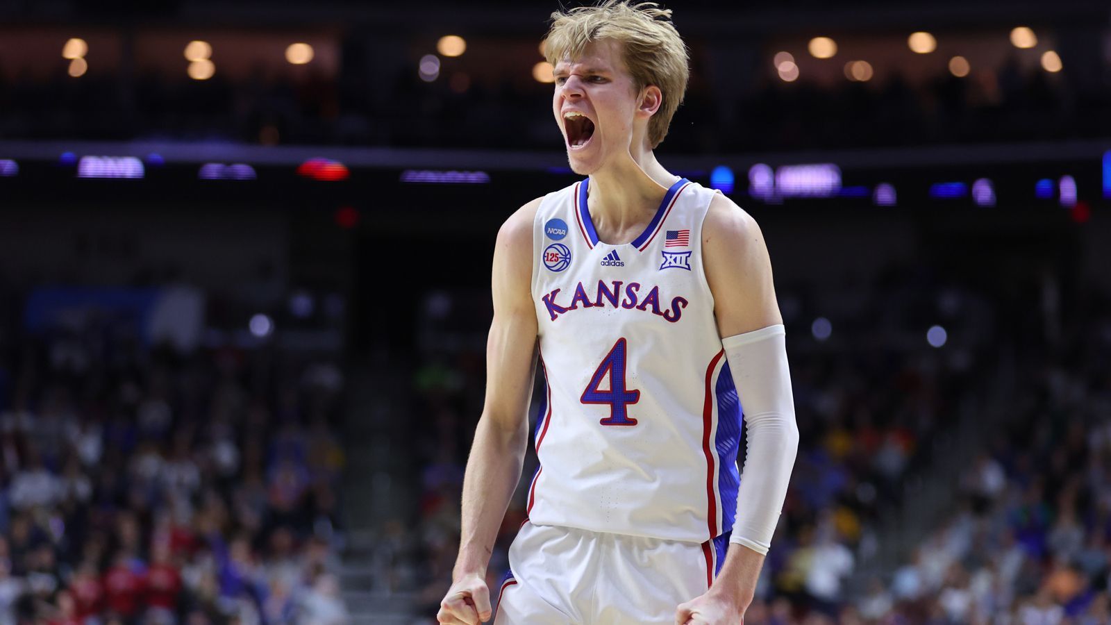 
                <strong>11. Pick: ORLANDO MAGIC Gradey Dick (Forward, Kansas, 20. November 2003) </strong><br>
                Stats 22/23: 14,1 Punkte, 5,1 Rebounds, 1,7 Assists, Quoten: 44/40/85 (36 Spiele)Mit dem ersten Pick nahm Orlando einen Spieler mit Wurf als Baustelle, also kommt hier der vielleicht beste Shooter des Jahrgangs. Dick ist kein perfekter Spieler, insbesondere defensiv bringt er Fragezeichen mit, er sollte aber auch keine wandelnde Zielscheibe a la Duncan Robinson werden – und selbst der hat aktuell einen 90-Millionen-Dollar-Vertrag. Shooter von Dicks Niveau sind rar und weiter sehr gefragt in der NBA, gerade in einem Team wie Orlando, das vergangene Saison Platz 24 bei der Dreierquote belegte.
              