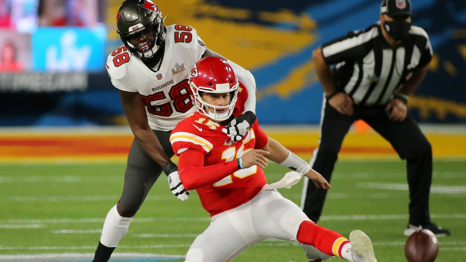 
                <strong>Kansas City Chiefs - Wird Patrick Mahomes besser beschützt?</strong><br>
                Das Spiel der Kansas City Chiefs steht und fällt mit Patrick Mahomes. Der wohl talentierteste Quarterback der Liga führte sein Team in drei Jahren als Starter in zwei Super Bowls und ein Championship Game. Im Finale gegen die Tampa Bay Buccaneers hat man allerdings gesehen, dass selbst Mahomes nicht viel ausrichten kann, wenn er nicht beschützt wird und von der gegnerischen Defense nach jedem Snap über das halbe Feld gejagt wird. Mit der Trade-Verpflichtung von Offensive Tackle Orlando Brown haben die Chiefs immerhin reagiert. Reicht das für den zweiten Titel? 
              