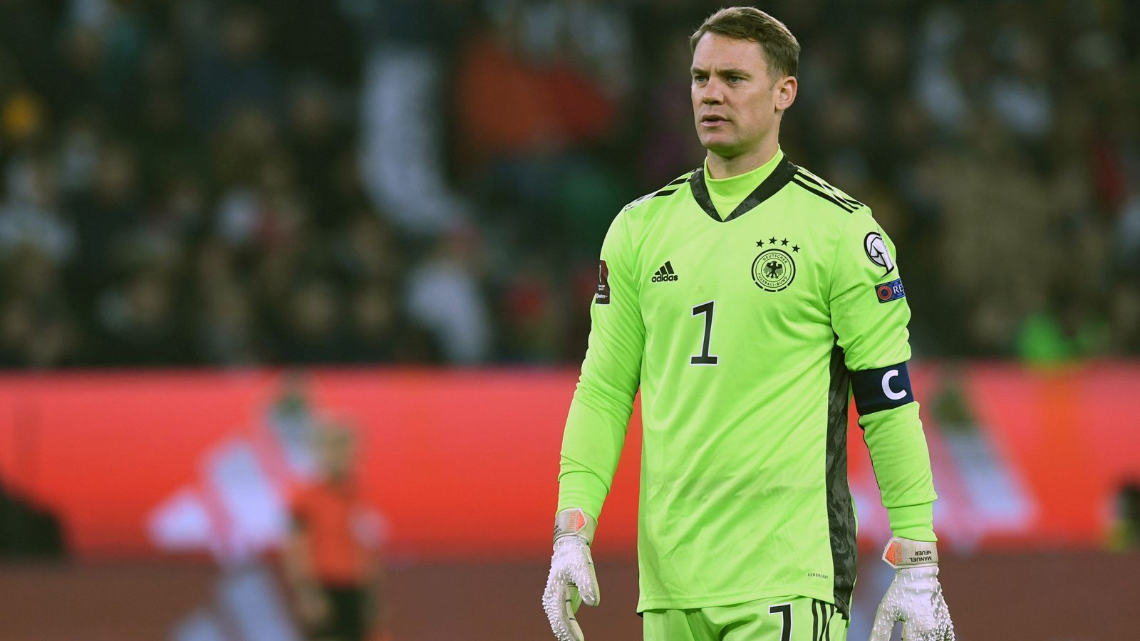 
                <strong>Manuel Neuer</strong><br>
                Anders als sein Gegenüber Mark Flekken bekommt der deutsche Kapitän in der ersten Hälfte keine direkte Möglichkeit, sich auszuzeichnen. Sonst agiert der Schlussmann gewohnt souverän und fungiert im Aufbauspiel als 11. Feldspieler. Beim Schuss von de Ligt hat Neuer allerdings auch viel Glück. Ist beim 1:1 aus kurzer Distanz chancenlos. ran-Note: 3
              