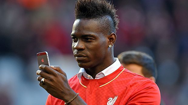 
                <strong>Twitter-Lob für Sterling: Balotelli macht Liverpool-Fans wütend</strong><br>
                Nach seiner missratenden Saison beim FC Liverpool steht Mario Balotelli bei den Fans auf der Beliebtheitsskala sowieso schon nicht im oberen Drittel. Nun bringt der Italiener, dessen Zukunft bei den Engländern unklar ist, in der spielfreien Zeit auch noch die letzten Anhänger gegen sich auf - mit Twitter-Lob für einen Ex-Kollegen ...
              