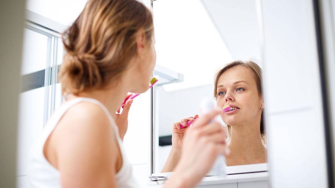 Massiere deine Lippen mit der vorsichtig und gleichmäßig mit der Zahnbürste – in unserem Beauty-Artikel findest du weitere Tipps für sofortige Hilfe bei trockenen Lippen.