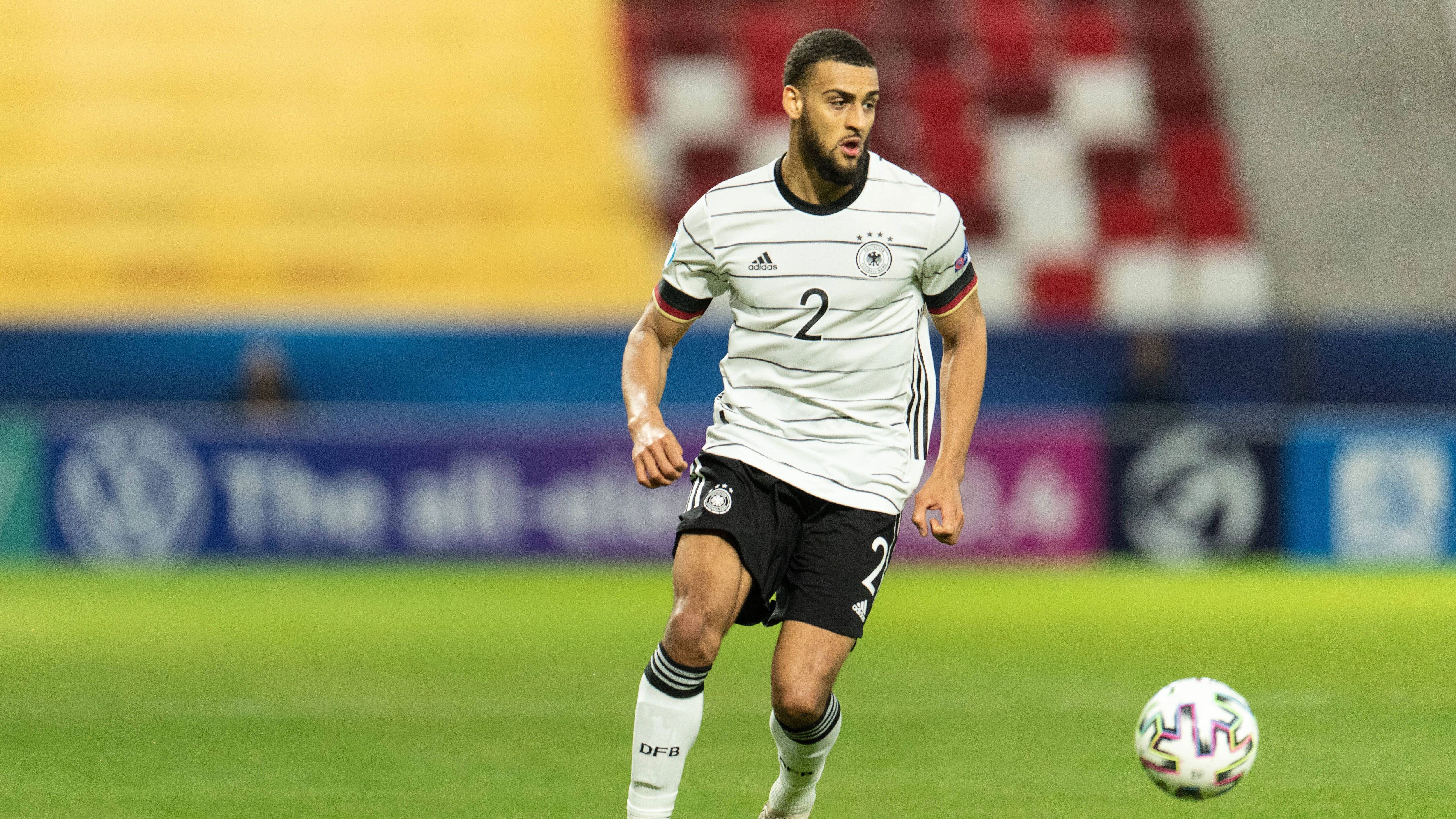 
                <strong>Josha Vagnoman (Hamburger SV)</strong><br>
                U21-Länderspiele: 7Die linke Seite der deutschen Abwehr. Schon in der Jugend beim HSV ausgebildet, ist Josha Vagnoman in dieser Saison bisher 24 Mal zum Einsatz gekommen. Dabei erzielte der 20-jährige Youngster zwei Tore und legte zwei weitere auf. Unter HSV-Interimstrainer Hrubesch stand er in der letzten Partie aufgrund einer Oberschenkelzerrung aber nicht im Kader. Bisher deutet aber nicht viel darauf hin, dass der Rechtsverteidiger nicht rechtzeitig zum EM-Viertelfinale fit werden wird.
              