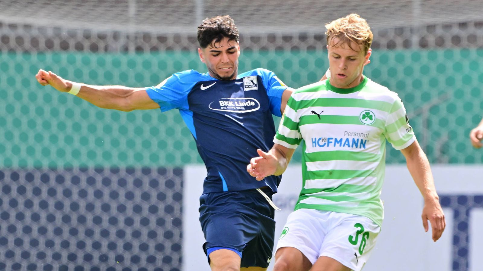 <strong>DFB-Pokal: Spieler wird ausgewechselt, weil er Trauzeuge ist</strong><br>Für Etienne Portmann (l.) vom Oberligisten TSV Schott Mainz war das Erstrunden-Spiel im DFB-Pokal gegen Greuther Fürth (0:2) am Samstag bereits nach knapp einer Stunde beendet. Aber nicht weil der Mittelfeldspieler verletzt gewesen wäre, oder weil der Trainer mit seiner Leistung nicht zufrieden war...